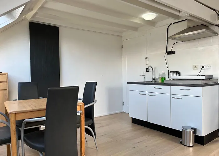Zolderstudio dichtbij Goffert met eigen badkamer en WC, eigen keuken, eigen ingang